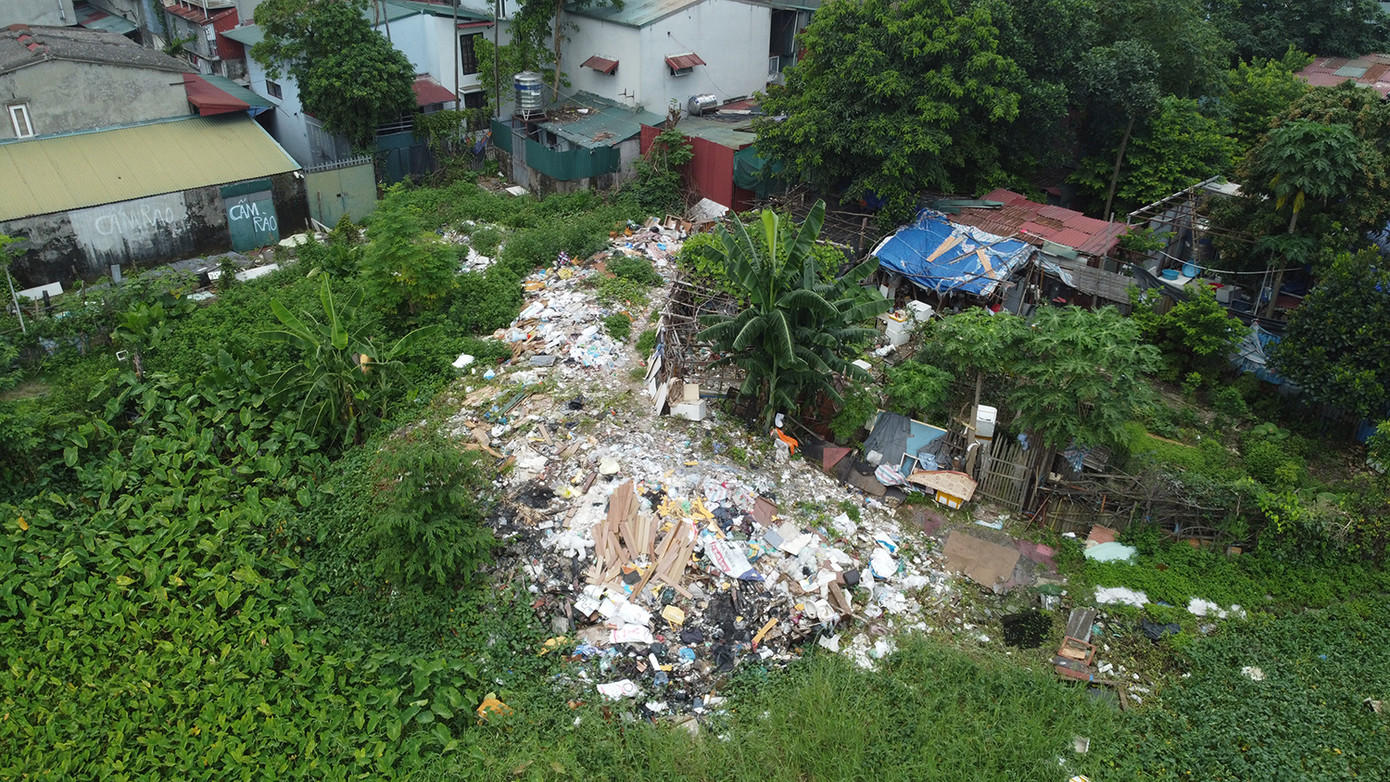 Bãi trạc thải ăn sâu xuống lòng hồ Đầm Đỗi Bãi trạc thải ăn sâu xuống lòng hồ Đầm Đỗi