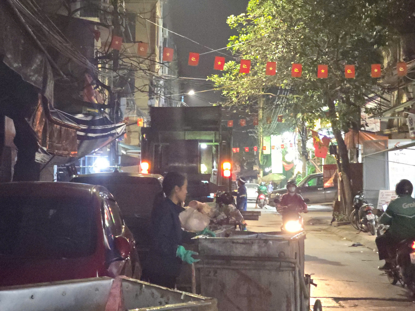 Xe thu gom rác tập trung giờ cao điểm khiến tuyến đường Bạch Đằng thường xuyên ùn tắc.