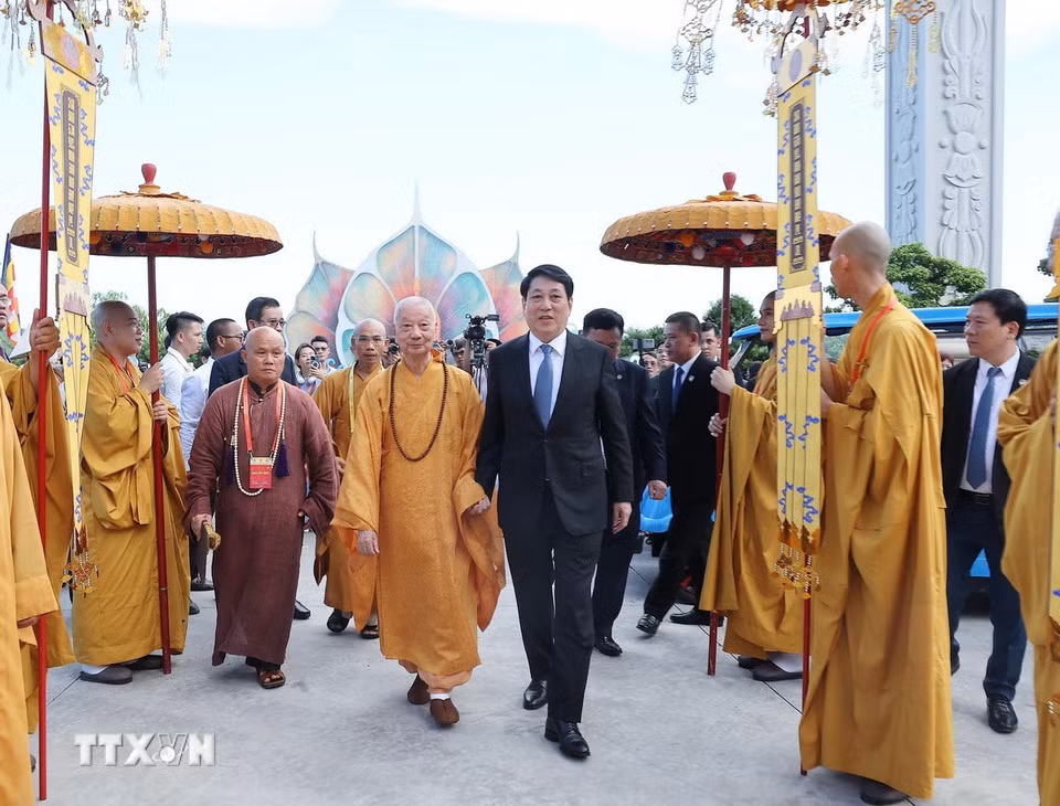 Chủ tịch nước Lương Cường và Trưởng lão hòa thượng Thích Trí Quảng, Pháp chủ Giáo hội Phật giáo Việt Nam dự khai mạc Đại lễ Phật đản Liên hợp quốc - Vesak 2025. Ảnh: TTXVN