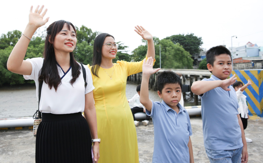 Khoảng 9 giờ sáng, hai chuyến tàu bắt đầu kéo còi báo hiệu giờ nhổ neo. Tiếng còi vang dội giữa bến cảng đông người, lá cờ Tổ quốc trên tàu tung bay trên bầu trời biểu tượng cho sức mạnh, ý chí và niềm kiêu hãnh của dân tộc. Ảnh: Vân Nga