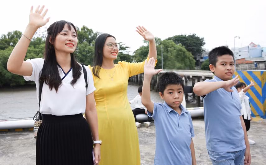 Khoảng 9 giờ sáng, hai chuyến tàu bắt đầu kéo còi báo hiệu giờ nhổ neo. Tiếng còi vang dội giữa bến cảng đông người, lá cờ Tổ quốc trên tàu tung bay trên bầu trời biểu tượng cho sức mạnh, ý chí và niềm kiêu hãnh của dân tộc. Ảnh: Vân Nga