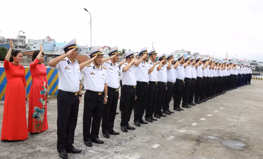 Khoảng 9 giờ sáng, hai chuyến tàu bắt đầu kéo còi báo hiệu giờ nhổ neo. Tiếng còi vang dội giữa bến cảng đông người, lá cờ Tổ quốc trên tàu tung bay trên bầu trời biểu tượng cho sức mạnh, ý chí và niềm kiêu hãnh của dân tộc. Ảnh: Vân Nga