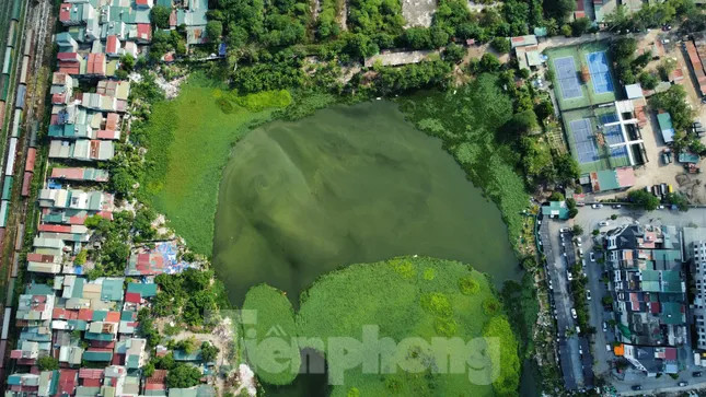 Hồ Đầm Đỗi trên địa bàn phường Định Công bị đổ đất, trạc thải lấn chiếm lòng hồ thời điểm cuối năm 2024