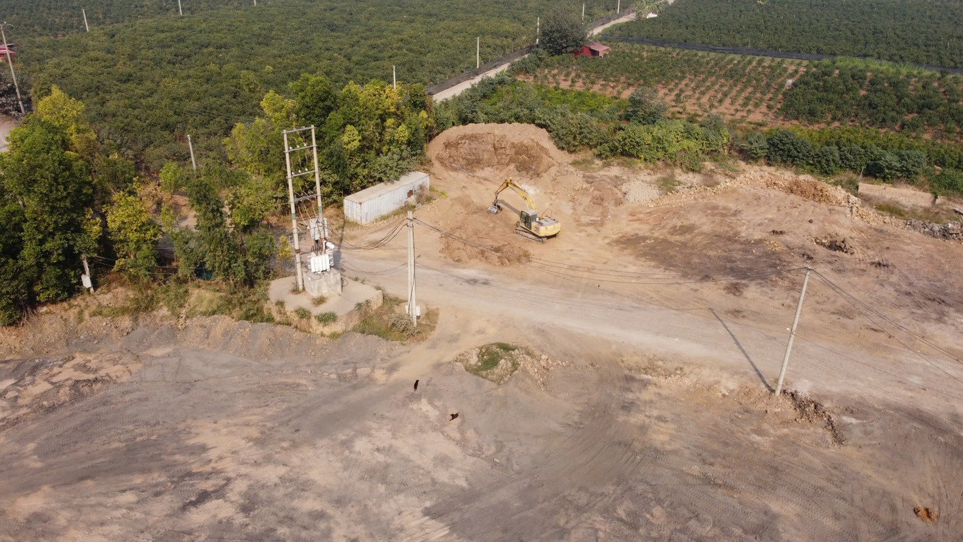 Theo anh N.V.T (thôn 3, xã Trung Màu), khu vực bãi bồi sông Đuống lâu năm là nơi người dân trồng chuối, cây quất, cây cam…Tuy nhiên hiện nay, khu vực này xuất hiện các bãi tập kết vật liệu trái phép, xúc đất, cát gây sạt lở bờ sông. Ngoài ra, việc vận chuyển than, đất, cát ngày đêm khiến cho nhiều tuyến đường bị xuống cấp nghiêm trọng. “Chưa kể, đất đá, bụi than mù mịt, ảnh hưởng đến sinh trưởng cây cam; những cây cam gần bãi tập kết không thể phát triển được”, anh T. bức xúc. Theo anh N.V.T (thôn 3, xã Trung Màu), khu vực bãi bồi sông Đuống lâu năm là nơi người dân trồng chuối, cây quất, cây cam…Tuy nhiên hiện nay, khu vực này xuất hiện các bãi tập kết vật liệu trái phép, xúc đất, cát gây sạt lở bờ sông. Ngoài ra, việc vận chuyển than, đất, cát ngày đêm khiến cho nhiều tuyến đường bị xuống cấp nghiêm trọng. “Chưa kể, đất đá, bụi than mù mịt, ảnh hưởng đến sinh trưởng cây cam; những cây cam gần bãi tập kết không thể phát triển được”, anh T. bức xúc.