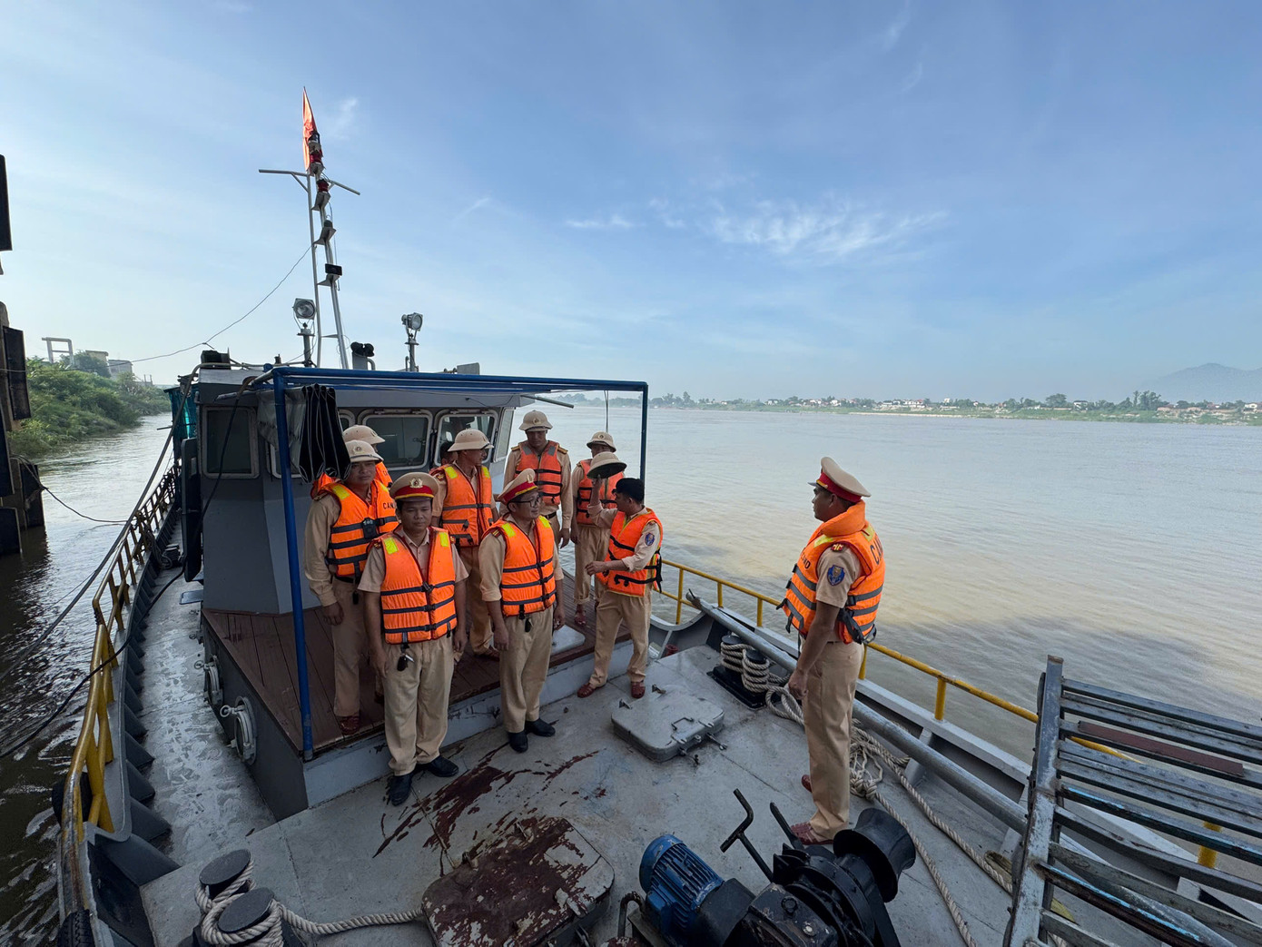 Cảnh sát đường thủy, Công an tỉnh Vĩnh Phúc tổ chức kiểm soát các phương tiện khai thác, vận chuyển cát, sỏi. Ảnh: CA Vĩnh Phúc. Cảnh sát đường thủy, Công an tỉnh Vĩnh Phúc tổ chức kiểm soát các phương tiện khai thác, vận chuyển cát, sỏi. Ảnh: CA Vĩnh Phúc.