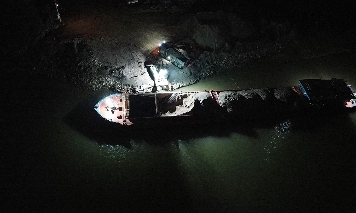 Cảnh múc cát trong đêm tại bãi trung chuyển có tên Giang Linh đêm 23/2 Cảnh múc cát trong đêm tại bãi trung chuyển có tên Giang Linh đêm 23/2