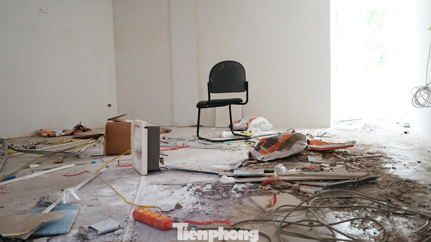 Một lãnh đạo phường Hai Bà Trưng mới cho biết, do các phường "co lại" nên trụ sở UBND phường Hai Bà Trưng mới tận dụng bàn ghế, tủ... tại trụ sở các phường cũ. Cơ bản không phải đầu tư gì về thiết bị, toàn bộ việc sửa chữa sẽ hoàn thành trước ngày 29/6 để đến ngày 30 chỉ dọn dẹp thêm. Đến ngày 1/7 chính thức bắt tay vào làm việc.