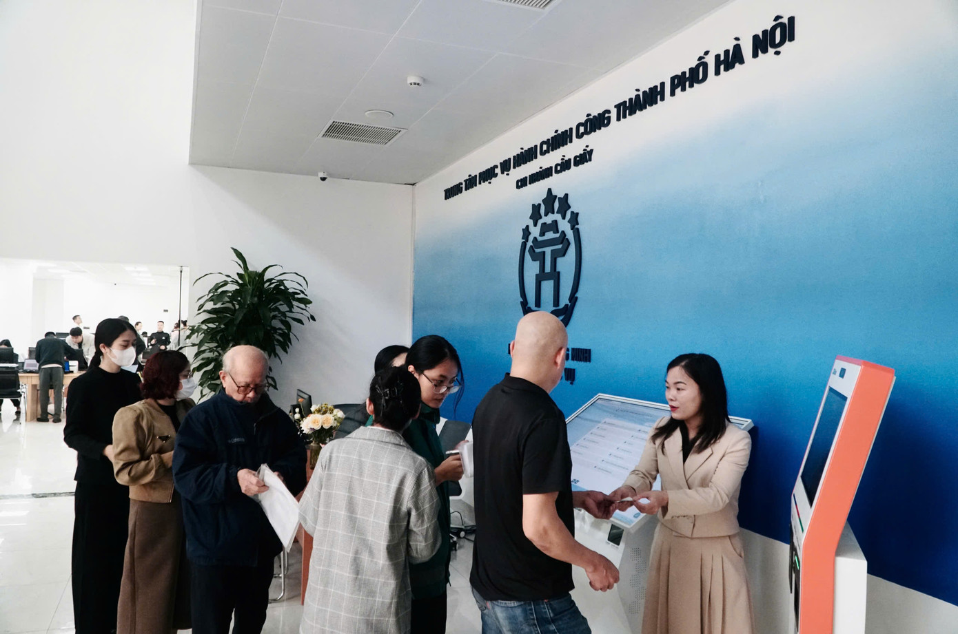 Trung tâm phục vụ hành chính công đặt tại 85 phố Dịch Vọng Hậu (quận Cầu Giấy - chi nhánh số 2) bố trí cán bộ hướng dẫn lấy phiếu, phân luồng hướng dẫn trước khi công dân vào các quầy làm thủ tục