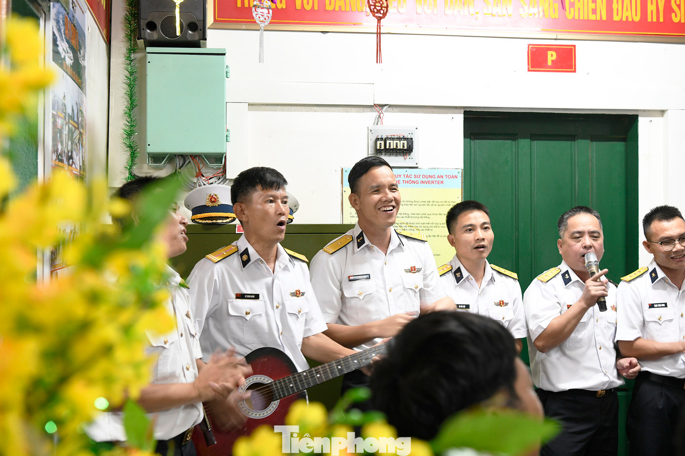 Tại 3 điểm nhà giàn còn lại gồm DK1/11, DK1/12, DK1/14 (cụm Tư Chính), đoàn công tác đã tổ chức chuyển hàng bằng xuồng công tác, thậm chí qua dây thừng vì điều kiện thời tiết khắc nghiệt. Việc chúc Tết cán bộ, chiến sĩ cũng được thực hiện qua bộ đàm.