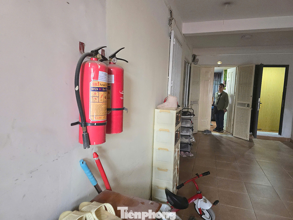 Dù vậy, chủ đầu tư vẫn đang thực hiện cải tạo sửa chữa, ngăn vách chia đôi phòng to thành các phòng nhỏ để cho thuê, không đảm bảo an toàn PCCC. Trên ảnh là 2 căn tầng 8 được chia nhỏ cho thuê với giá 6 triệu và 8 triệu đồng/tháng