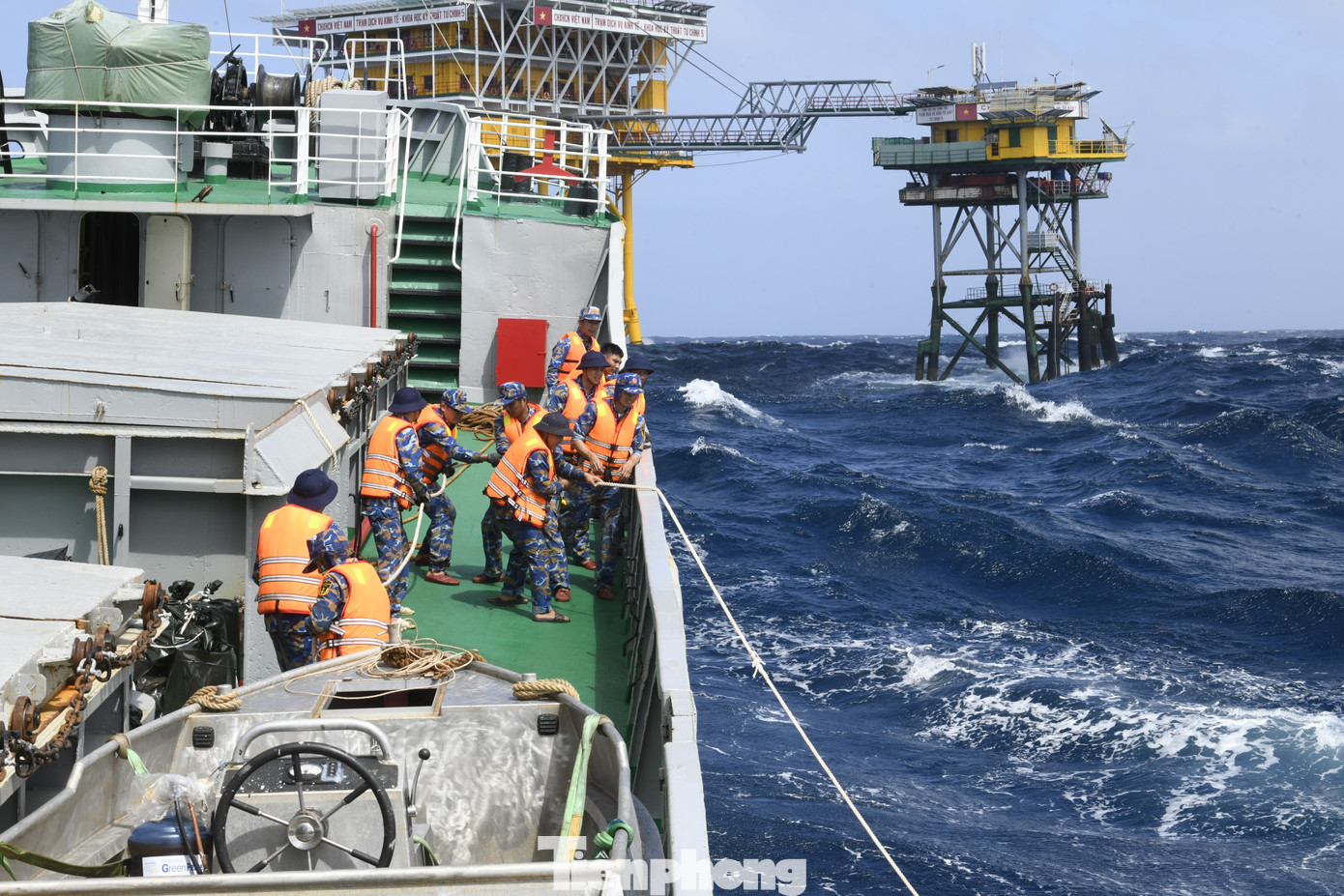 Những chiến sĩ giữa biển khơi mênh mông, không thể đón tiếp đoàn công tác bằng tay bắt mặt mừng, không thể trực tiếp nhận quà Tết. Nhưng điều đó không ngăn cản được sự kết nối giữa đất liền và nhà giàn. Những chiến sĩ giữa biển khơi mênh mông, không thể đón tiếp đoàn công tác bằng tay bắt mặt mừng, không thể trực tiếp nhận quà Tết. Nhưng điều đó không ngăn cản được sự kết nối giữa đất liền và nhà giàn.