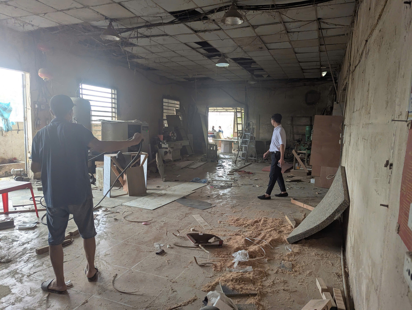 Cơ quan chức năng tiến hành tháo dỡ khu vực nhà xưởng