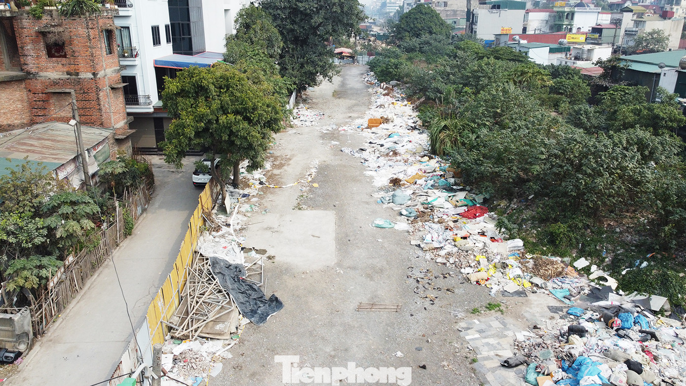 Theo ghi nhận của PV Tiền Phong, dự án vẫn "nằm im bất động", nhiều khu vực trở thành bãi rác tự phát. Nhiều đoạn tuyến bụi mù mịt ngày đêm khiến người dân bức xúc.