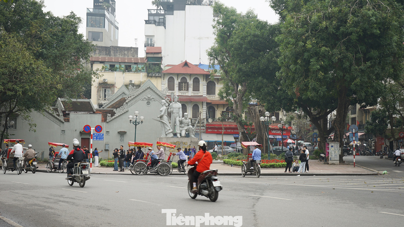 Tại thông báo kết luận, Chủ tịch UBND thành phố Hà Nội khẳng định: Triển khai Quy hoạch chung Thủ đô, Luật Thủ đô, phát huy giá trị không gian di tích quốc gia đặc biệt hồ Hoàn Kiếm và phụ cận, việc nghiên cứu quy hoạch, cải tạo tại khu vực phía Đông hồ Hoàn Kiếm theo hướng tăng cường không gian công cộng, không gian mở là chủ trương đúng đắn, phù hợp với chủ trương, chỉ đạo của Tổng Bí thư, của Thành ủy Hà Nội và là nhiệm vụ cần thiết triển khai ngay. Tại thông báo kết luận, Chủ tịch UBND thành phố Hà Nội khẳng định: Triển khai Quy hoạch chung Thủ đô, Luật Thủ đô, phát huy giá trị không gian di tích quốc gia đặc biệt hồ Hoàn Kiếm và phụ cận, việc nghiên cứu quy hoạch, cải tạo tại khu vực phía Đông hồ Hoàn Kiếm theo hướng tăng cường không gian công cộng, không gian mở là chủ trương đúng đắn, phù hợp với chủ trương, chỉ đạo của Tổng Bí thư, của Thành ủy Hà Nội và là nhiệm vụ cần thiết triển khai ngay.