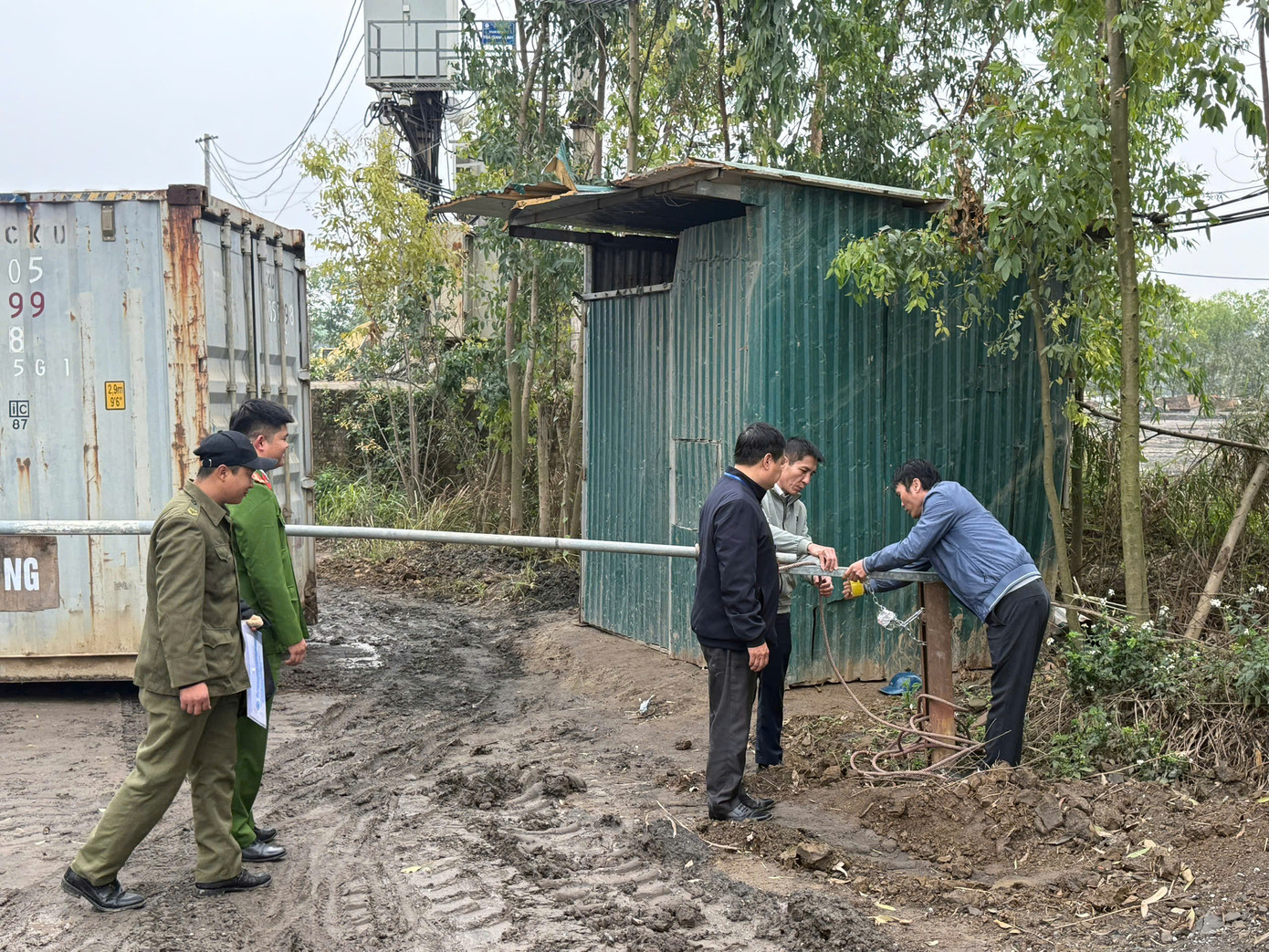 Cơ quan chức năng tiến hành niêm phong barie tại bãi trung chuyển vật liệu Cơ quan chức năng tiến hành niêm phong barie tại bãi trung chuyển vật liệu