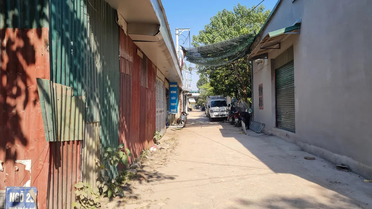 Phường Định Công hiện còn tồn tại hàng trăm nhà xưởng vi phạm trật tự xây dựng. Phường Định Công hiện còn tồn tại hàng trăm nhà xưởng vi phạm trật tự xây dựng.