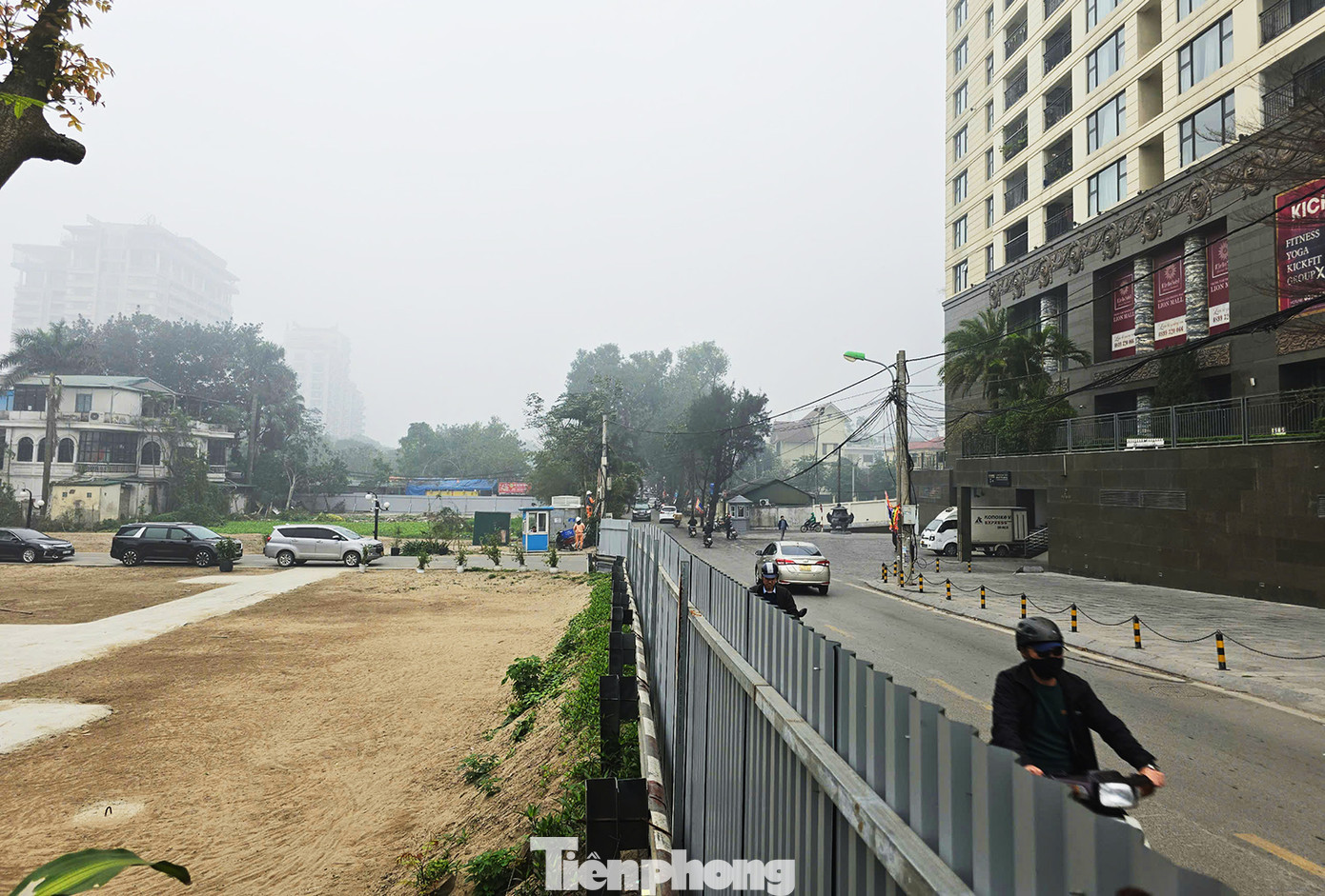 Đường Đặng Thai Mai đang được rào chắn chuẩn bị thi công mở rộng. Đường Đặng Thai Mai đang được rào chắn chuẩn bị thi công mở rộng.