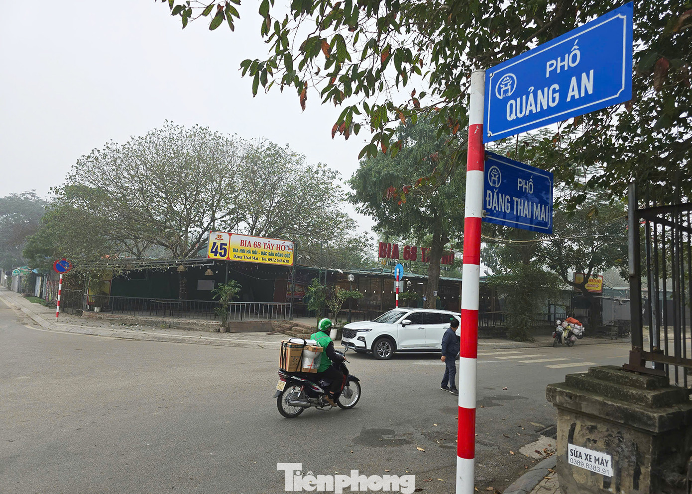 Văn phòng UBND Thành phố Hà Nội ban hành thông báo kết luận của Phó Chủ tịch UBND Thành phố Dương Đức Tuấn tại cuộc họp xem xét phương án cải tạo, nâng cấp, mở rộng các tuyến đường xung quanh hồ Tây, quận Tây Hồ. Đáng chú ý, lãnh đạo Hà Nội thống nhất về phương án mở rộng mặt cắt ngang tuyến đường Quảng An lên 21m.