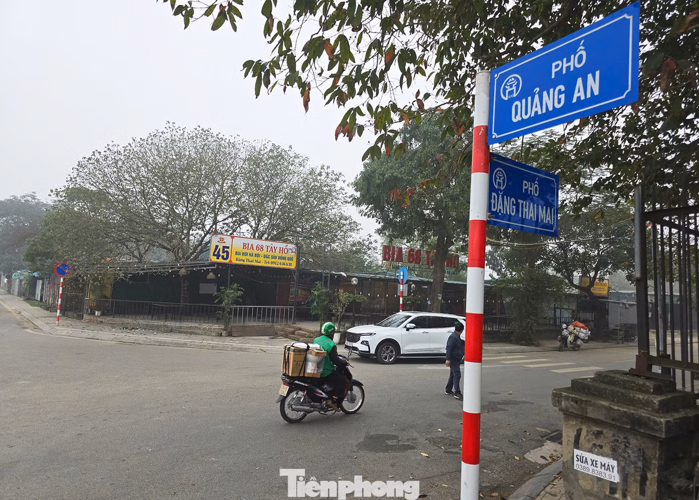 Văn phòng UBND Thành phố Hà Nội ban hành thông báo kết luận của Phó Chủ tịch UBND Thành phố Dương Đức Tuấn tại cuộc họp xem xét phương án cải tạo, nâng cấp, mở rộng các tuyến đường xung quanh hồ Tây, quận Tây Hồ. Đáng chú ý, lãnh đạo Hà Nội thống nhất về phương án mở rộng mặt cắt ngang tuyến đường Quảng An lên 21m.