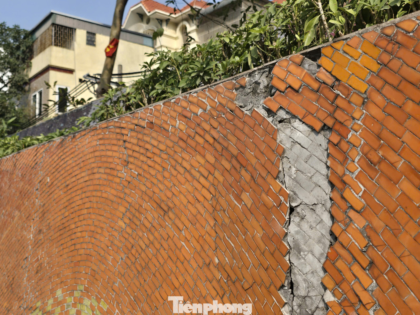 Đại diện Ban quản lý dự án đầu tư xây dựng quận Ba Đình cho biết, dự án đầu tư không lớn nhưng là công trình đê cấp đặc biệt nên cần rất nhiều thủ tục liên quan. Khi mở rộng toàn bộ lên gần 16m, cửa khẩu sẽ không còn trụ bê tông ở giữa. Khi lũ vào cắm lôi toàn bộ thép ở hầm ra để chắn lũ. Do không có trụ ở giữa nên cửa khẩu sẽ rộng hơn rất nhiều so với trước.