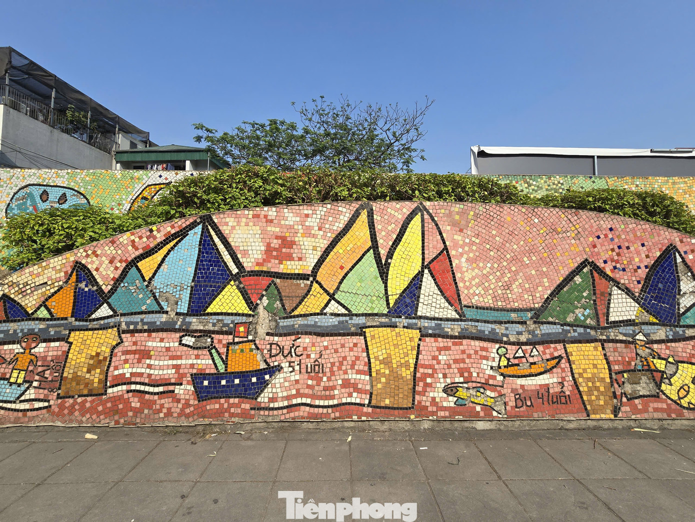 Ông này thông tin thêm: "Công trình đê cấp đặc biệt chỉ được cấp phép thi công trong mùa khô, từ 20/11/2024 đến 30/4/2025, chúng tôi đã đẩy nhanh tiến độ để hoàn thành đưa vào sử dụng công trình trước ngày 30/3/2025".