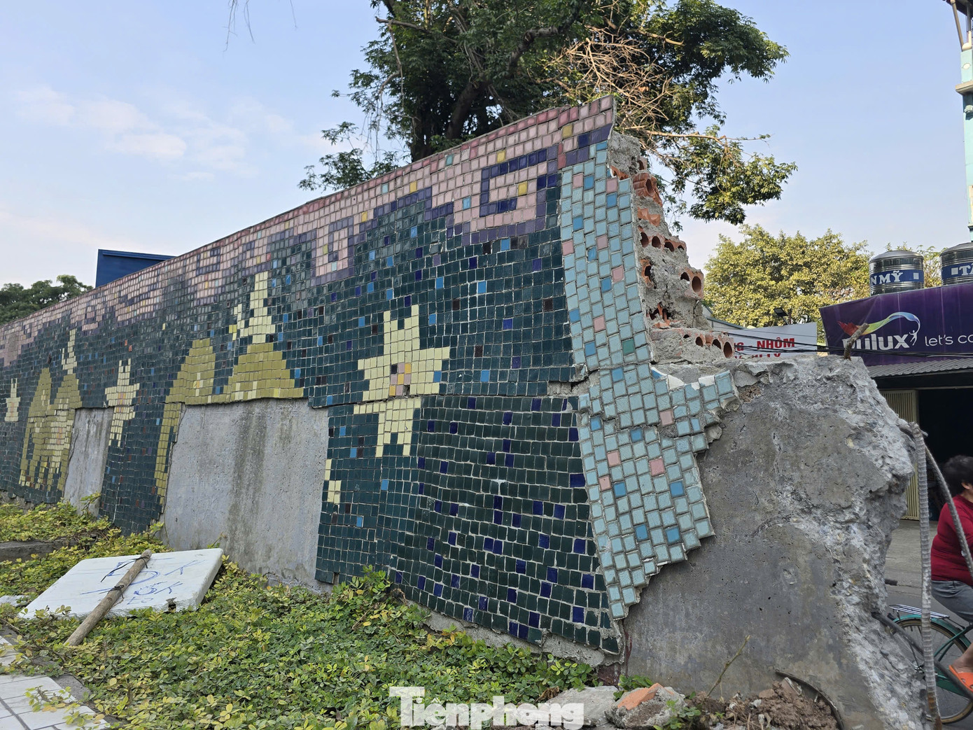 Thời gian gần đây, người dân đi qua khu vực cửa khẩu Tân Ấp (quận Ba Đình) vô cùng ngạc nhiên khi thấy một phần con đường gốm sứ bị phá vụn.