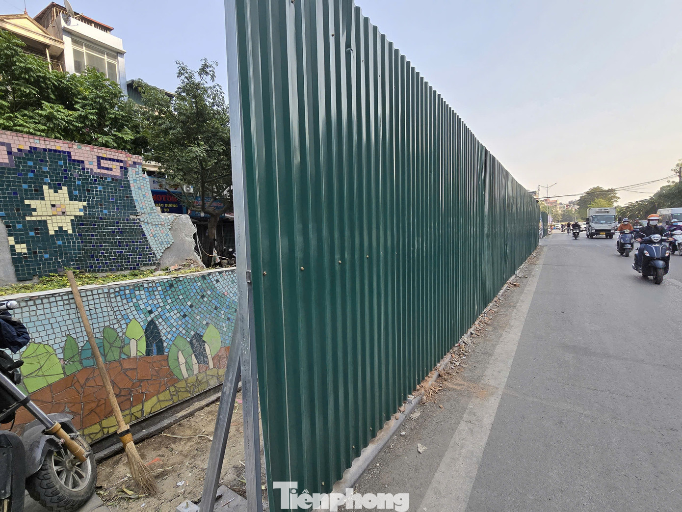 Năm 2010, con đường gốm sứ được Tổ chức kỷ lục Guinness công nhận là bức tranh gốm dài nhất thế giới (dài 3.850 m), chạy dài từ cửa khẩu Vạn Kiếp (quận Hoàn Kiếm) đến cửa khẩu An Dương (quận Tây Hồ). Toàn bộ công trình được ghép bằng 27 đoạn tranh gốm nối tiếp nhau theo nhiều chủ đề và các họa tiết hoa văn theo dòng chảy lịch sử.