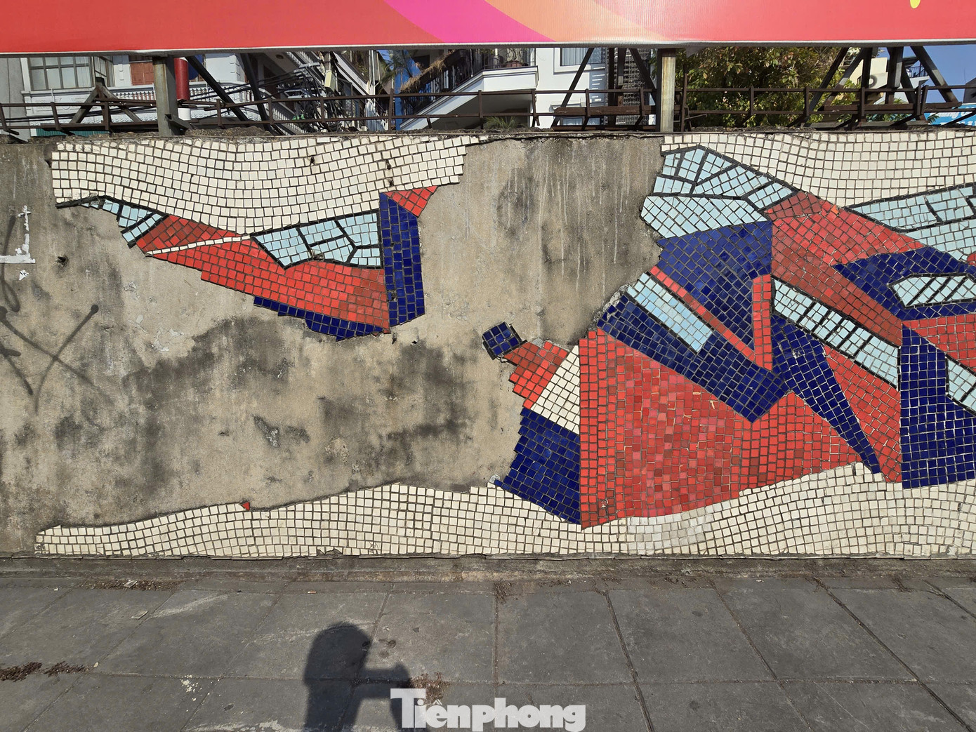 Không chỉ đoạn thi công, dọc con đường gốm sứ nhiều đoạn cũng đã bị hư hỏng, bong tróc do lâu ngày không được bảo trì.