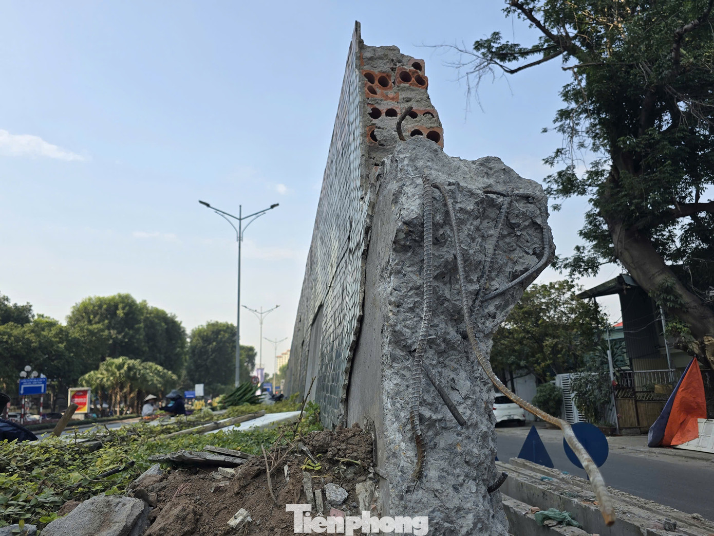 Thông tin từ UBND quận Ba Đình, hiện quận đang thực hiện dự án mở rộng cửa khẩu Tân Ấp tại K64+455 đê Hữu Hồng từ hai khoang thành ba khoang.