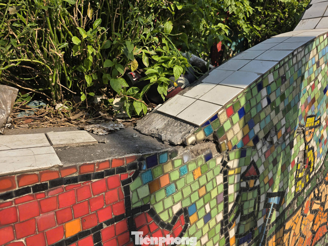 Về tình trạng phá vỡ con đường gốm sứ, đại diện Ban quản lý dự án quận thông tin: Công trình phá dỡ 44,7m bê tông cũ thay thế bằng 35,5m bê tông mới làm hầm để chứa cánh phai. Trong đó, có cả di chuyển cây xanh, chiếu sáng và hoàn trả con đường gốm sứ. "Chúng tôi đã liên hệ với tác giả con đường gốm sứ vì công trình ảnh hưởng đến vài chục m2 gốm. Hiện tác giả đã có phối cảnh vẽ lại đảm bảo bố cục sau khi thu gọn, ví dụ 2 bức hoa sen thu gọn thành một bức. Việc này sẽ được hoàn trả đầy đủ", vị đại diện nêu.