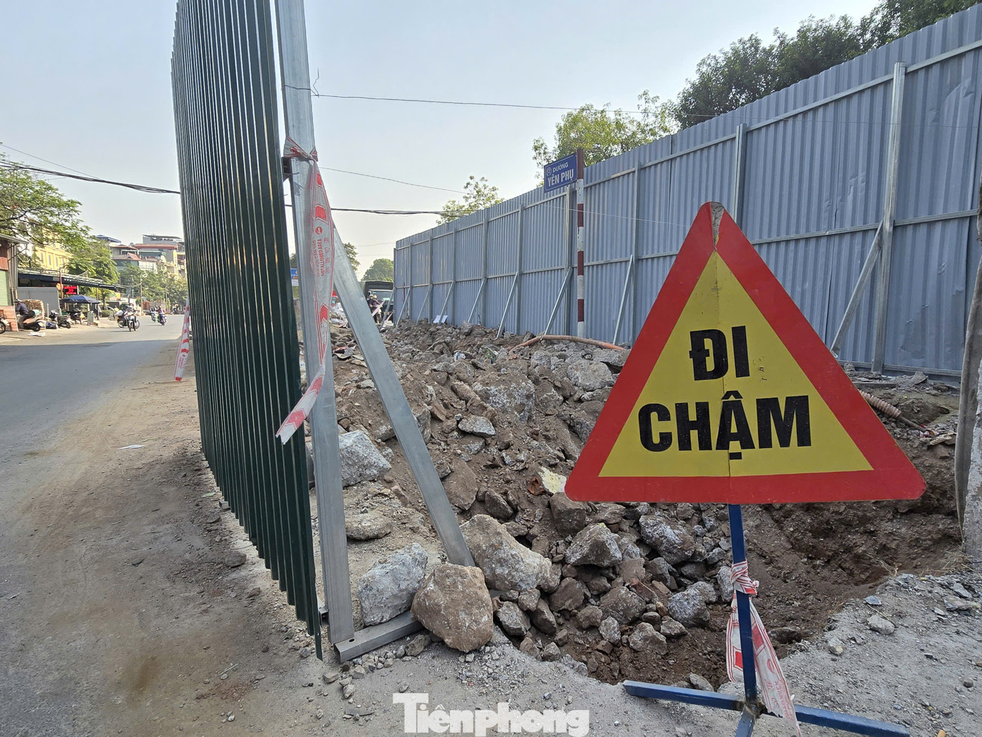 Trước đó cử tri phường Phúc Xá đã có nhiều kiến nghị về việc mở rộng cửa khẩu Tân Ấp, Long Biên. Cử tri phường Phúc Xá đề nghị “sớm cho mở rộng cửa khẩu Tân Ấp và cửa khẩu Long Biên do hiện có nhiều cơ quan, đơn vị lực lượng vũ trang đóng trên địa bàn phường nên lưu lượng người và phương tiện đi lại đông dẫn đến ùn tắc thường xuyên ở hai cửa khẩu này”. Đặc biệt, do cửa khẩu Tân Ấp có kích thước không lớn nên không được thành phố bố trí xe chữa cháy có dung tích lớn cho Đội Cảnh sát PCCC&amp;CNCH Công an quận Ba Đình, ảnh hưởng đến công tác chữa cháy và cứu nạn cứu hộ trên địa bàn quận.