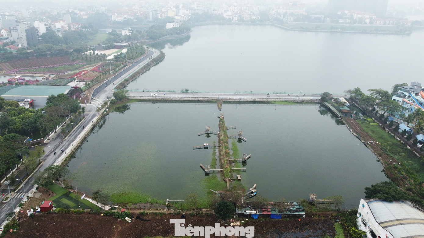 Bên cạnh hồ Sen còn có một hồ khác đang tận dụng làm hồ câu Bên cạnh hồ Sen còn có một hồ khác đang tận dụng làm hồ câu