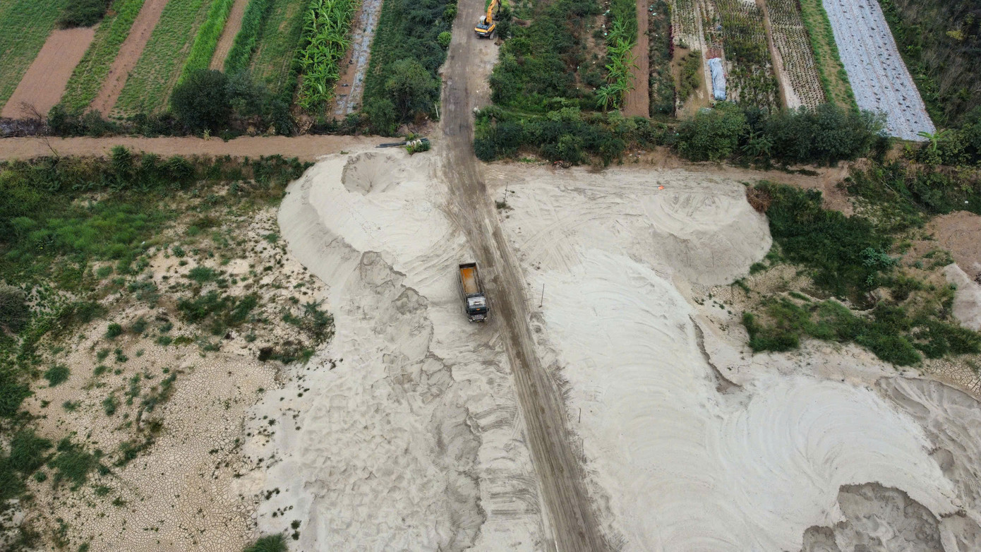 Lãnh đạo TP Hà Nội yêu cầu UBND cấp huyện chỉ đạo UBND các xã, phường, thị trấn thường xuyên kiểm tra, xử lý vi phạm trong hoạt động bãi chứa trung chuyển vật liệu xây dựng trên địa bàn. Đồng thời xem xét xử lý trách nhiệm đối với Chủ tịch UBND cấp xã không tích cực tổ chức thực hiện xử lý vi phạm đối với hoạt động bãi chứa trung chuyển vật liệu xây dựng trái phép, để xảy ra tình trạng vị phạm nhiều và vi phạm kéo dài. Lãnh đạo TP Hà Nội yêu cầu UBND cấp huyện chỉ đạo UBND các xã, phường, thị trấn thường xuyên kiểm tra, xử lý vi phạm trong hoạt động bãi chứa trung chuyển vật liệu xây dựng trên địa bàn. Đồng thời xem xét xử lý trách nhiệm đối với Chủ tịch UBND cấp xã không tích cực tổ chức thực hiện xử lý vi phạm đối với hoạt động bãi chứa trung chuyển vật liệu xây dựng trái phép, để xảy ra tình trạng vị phạm nhiều và vi phạm kéo dài.