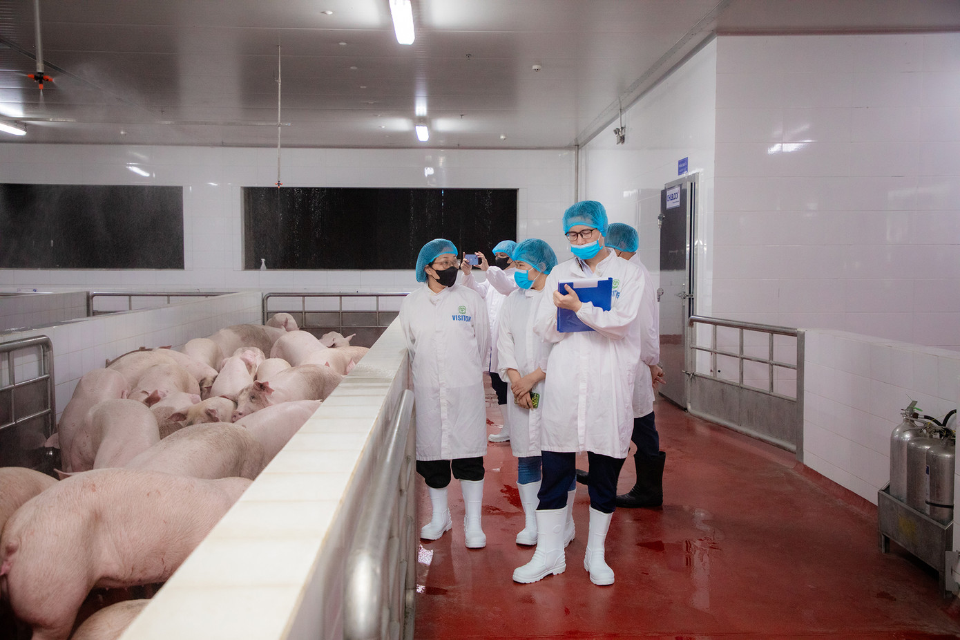 Đoàn kiểm tra tại khu vực nuôi nhốt Đoàn kiểm tra tại khu vực nuôi nhốt