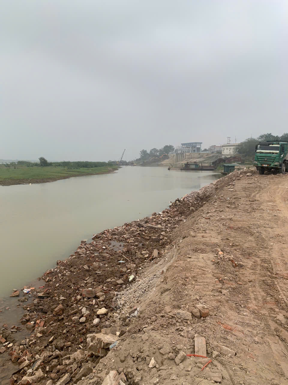 Phế thải đã được dọn dẹp cơ bản sau 4 ngày xử lý Phế thải đã được dọn dẹp cơ bản sau 4 ngày xử lý