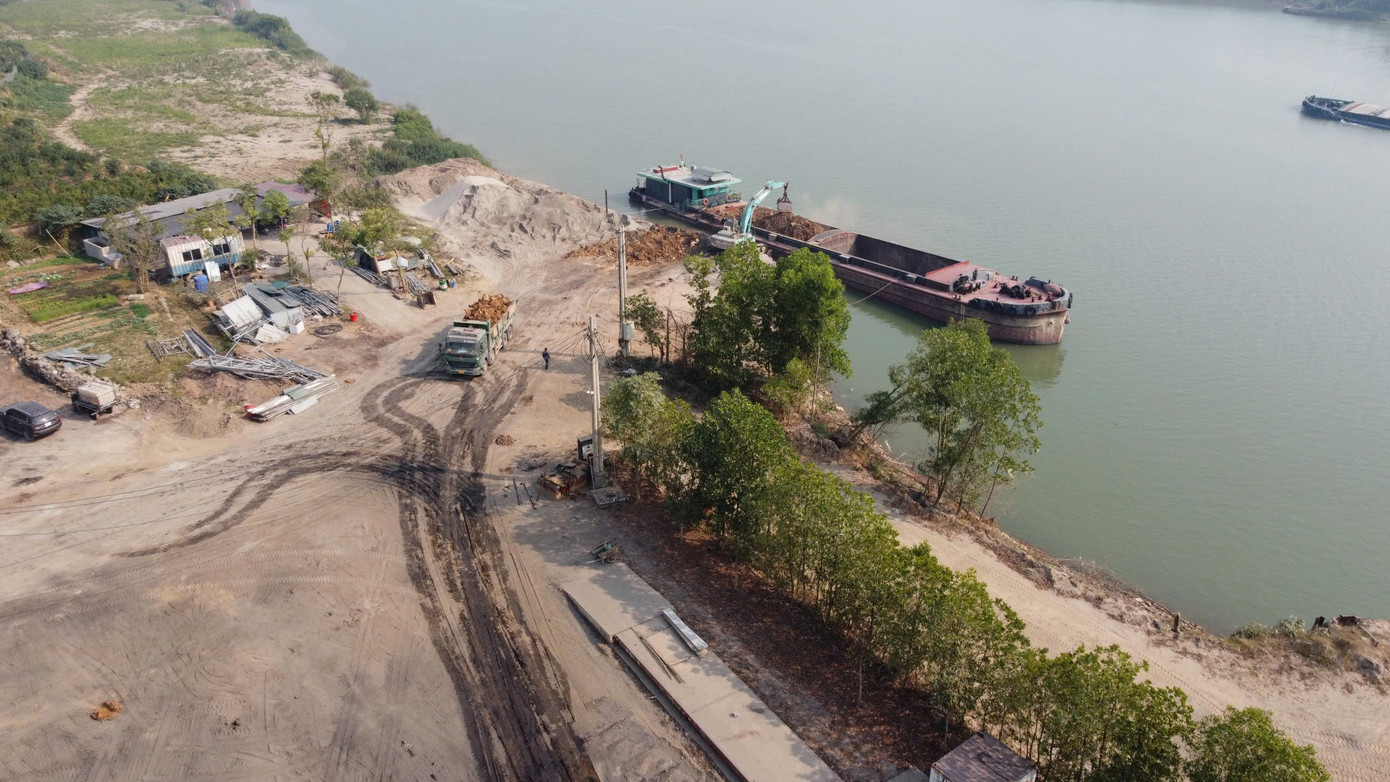 Mới đây, hàng chục hộ dân tại xã Trung Màu (nay là xã Phù Đổng), huyện Gia Lâm, Hà Nội phản ánh bức xúc trước tình trạng khai thác cát, xúc đất làm sạt lở bờ sông, ảnh hưởng đến cây trồng của người dân. Mới đây, hàng chục hộ dân tại xã Trung Màu (nay là xã Phù Đổng), huyện Gia Lâm, Hà Nội phản ánh bức xúc trước tình trạng khai thác cát, xúc đất làm sạt lở bờ sông, ảnh hưởng đến cây trồng của người dân.