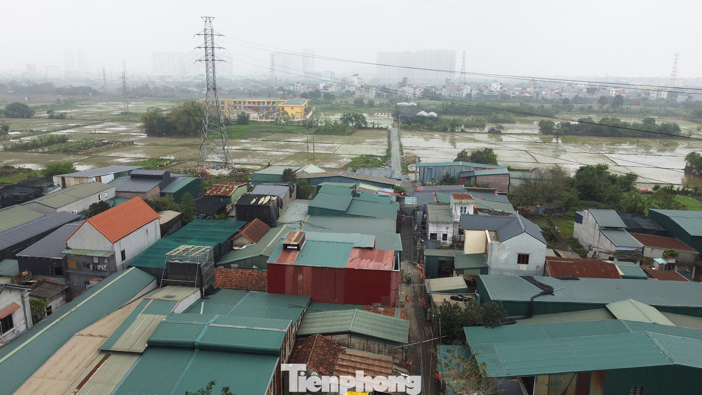 Dự án Đường giao thông liên xã từ Đông La đến La Phù có chiều dài tuyến khoảng 750m, chiều rộng 17m cắt qua nhà văn hóa Miền Hạ.