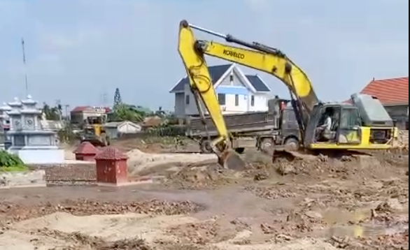 Xe cẩu múc cát ra khỏi khu vực vi phạm