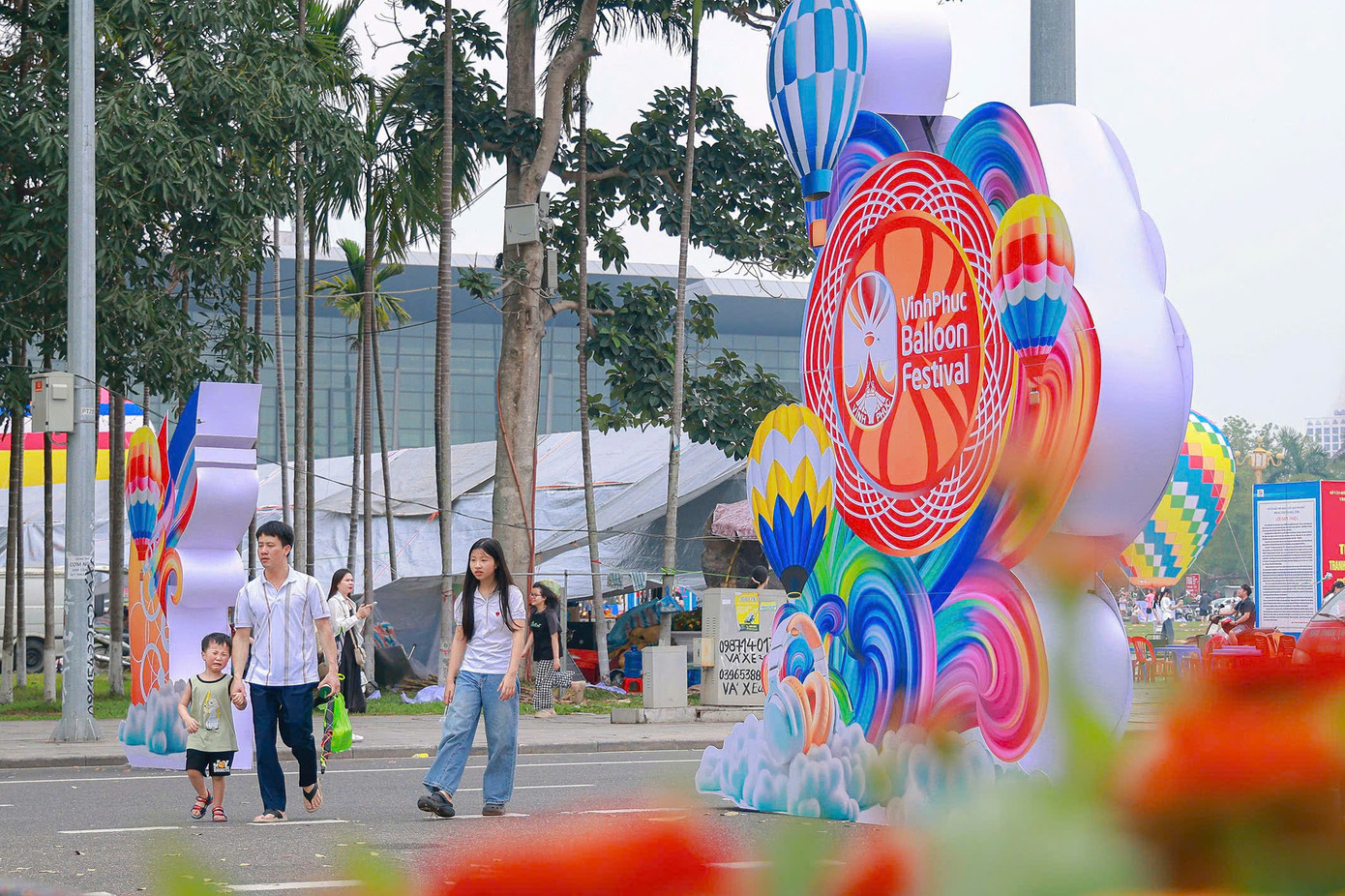 Từ sáng sớm 30/4, hàng nghìn người dân từ các tỉnh thành như Phú Thọ, Hòa Bình, Tuyên Quang, Hà Nội... đã đến Quảng trường Hồ Chí Minh để trải nghiệm khinh khí cầu.