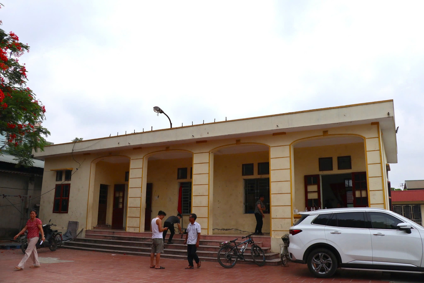 Nhà văn hóa Miền Hạ là nơi sinh hoạt của 3 thôn của xã La Phù sẽ bị "xóa sổ" phục vụ đường quy hoạch