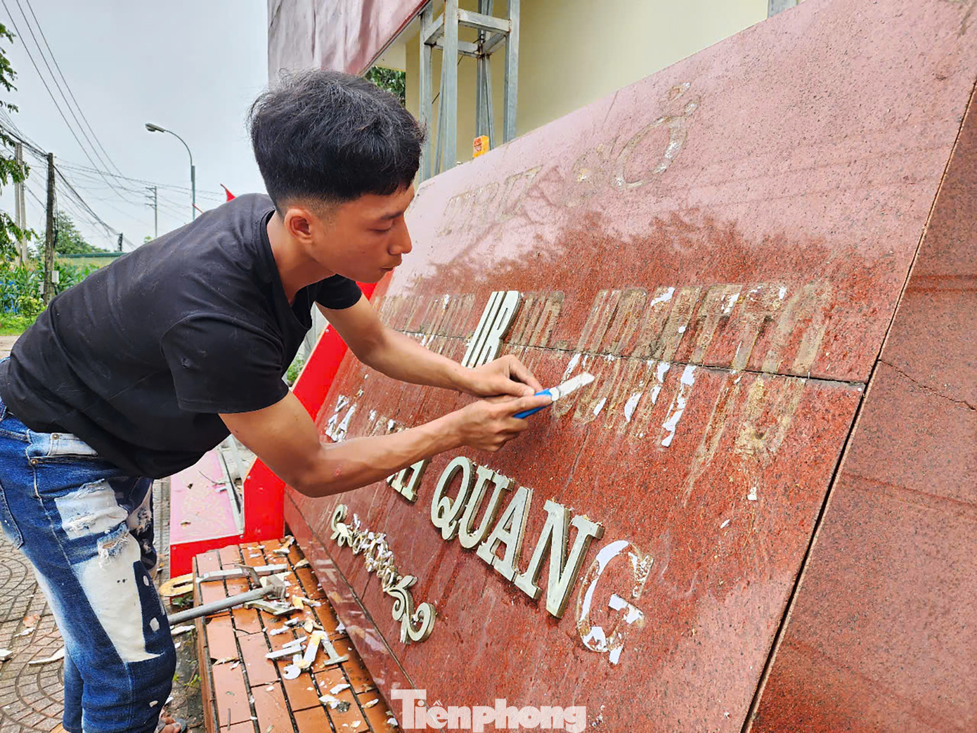 Một số trụ sở cũng đã hoàn thành sửa chữa, thay biển xã, phường mới