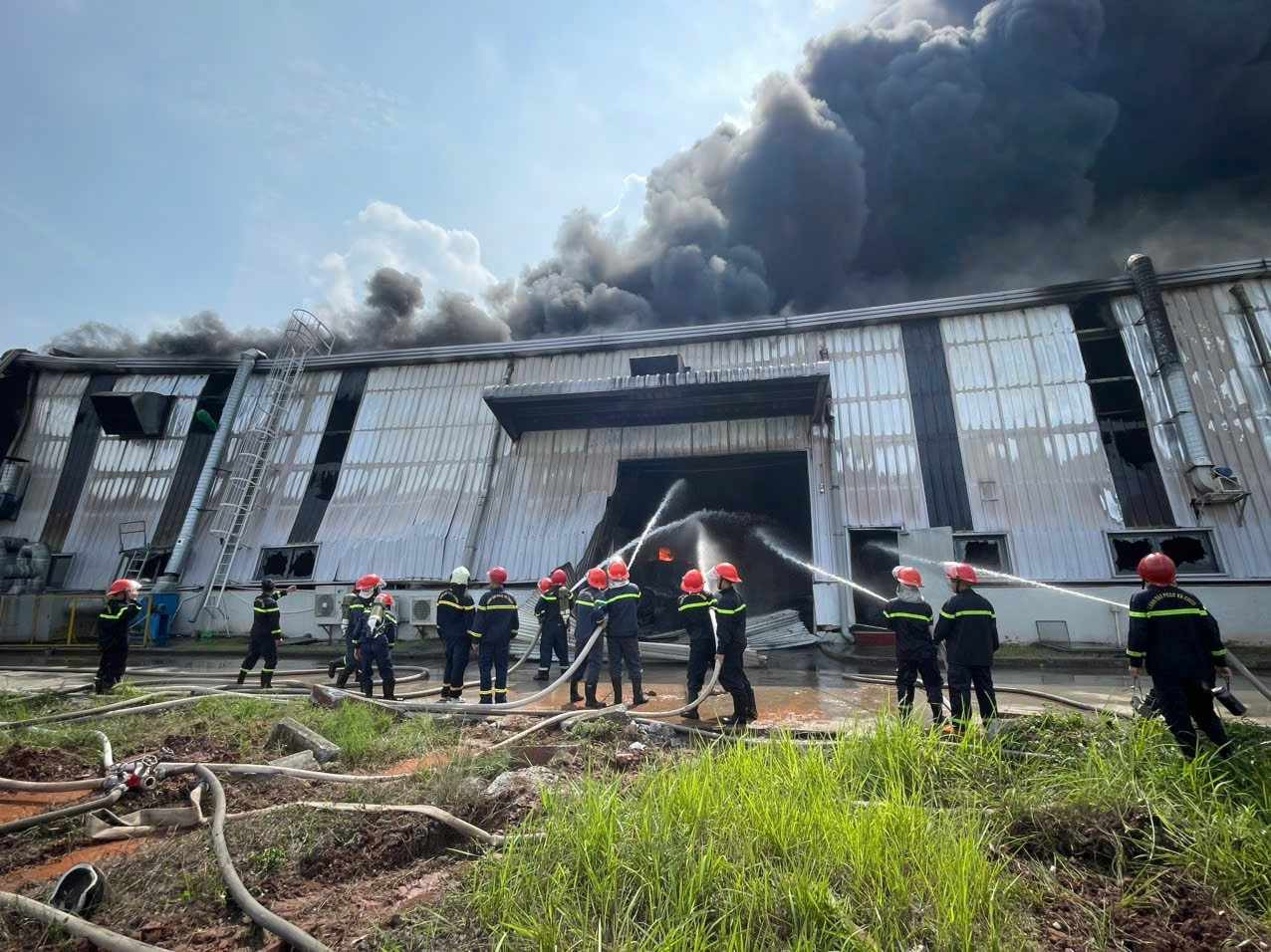 Cơ quan chức năng chữa cháy tại nhà xưởng