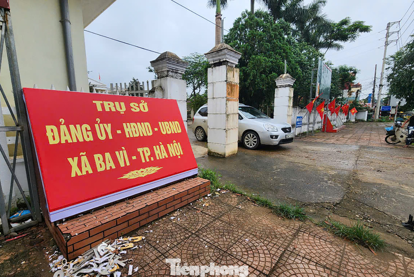 Trước đó, Chủ tịch UBND TP Hà Nội Trần Sỹ Thanh đã giao Sở Tài chính chủ trì hướng dẫn, phối hợp với UBND cấp huyện bố trí khoảng 500 triệu đồng cho mỗi xã, phường mới phục vụ cho việc sắp xếp lại trụ sở làm việc, mua sắm trang thiết bị cần thiết, điều chỉnh, bổ sung, xây dựng mới các biển hiệu, bảng tên đơn vị hành chính, các công trình công cộng nhỏ phục vụ hoạt động sau sắp xếp.