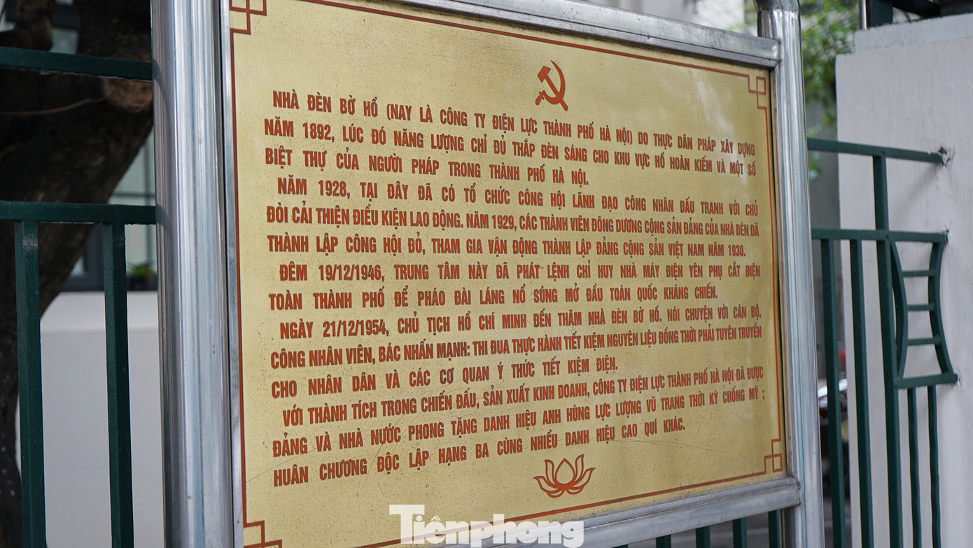 Khu vực phía Đông hồ Hoàn Kiếm nằm trong khu vực nghiên cứu quy hoạch bao gồm các một đoạn phố Đinh Tiên Hoàng, Trần Nguyên Hãn và Lý Thái Tổ. Trên phố Đinh Tiên Hoàng hiện đang là trụ sở của Tổng Công ty Điện lực Hà Nội (EVN HANOI). Khu vực phía Đông hồ Hoàn Kiếm nằm trong khu vực nghiên cứu quy hoạch bao gồm các một đoạn phố Đinh Tiên Hoàng, Trần Nguyên Hãn và Lý Thái Tổ. Trên phố Đinh Tiên Hoàng hiện đang là trụ sở của Tổng Công ty Điện lực Hà Nội (EVN HANOI).