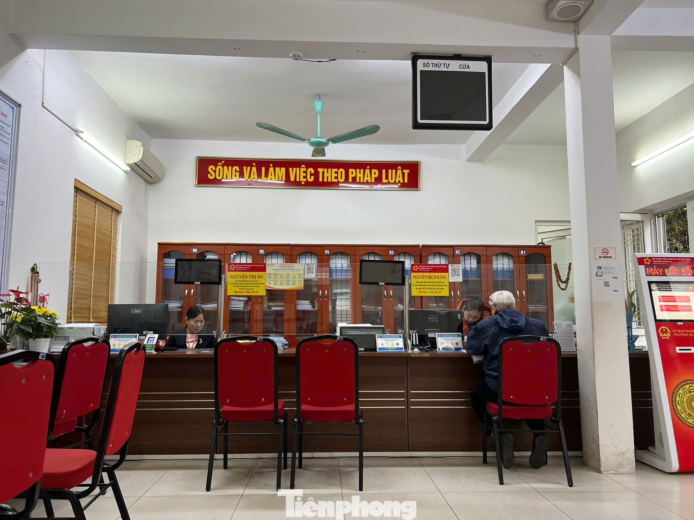 Tại bộ phận một cửa phường Xuân La (quận Tây Hồ), 100% công chức có mặt tại các quầy, sẵn sàng phục vụ người dân