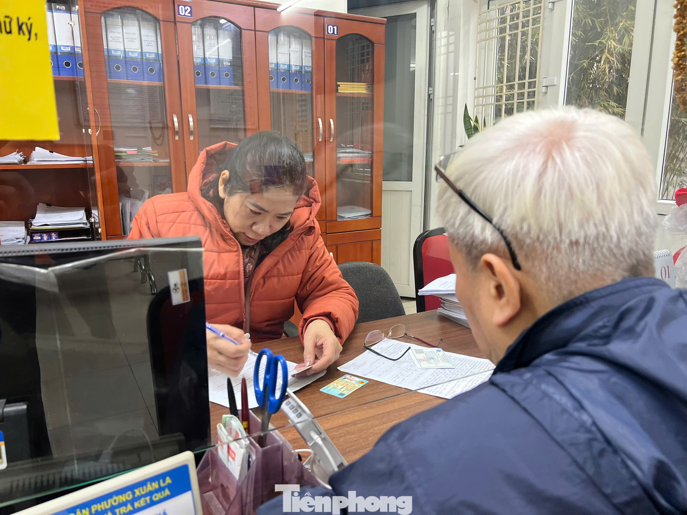 Công chức Nguyễn Bích Hằng, bộ phận một cửa UBND phường Xuân La cho biết, theo tinh thần chung, tất cả các bộ phận chuyên môn, cũng như bộ phần tiếp nhận hồ sơ hành chính và toàn bộ cán bộ công chức có mặt đúng giờ làm việc. "Đầu năm người dân thường làm các thủ tục khai sinh, khai tử, kết hôn, đặc biệt là thủ tục chứng thực sao y. Riêng thủ tục khai tử phường bố trí trực xuyên Tết, phục vụ thực hiện ngay để gia đình kịp làm các thủ tục liên quan", bà Hằng nói.