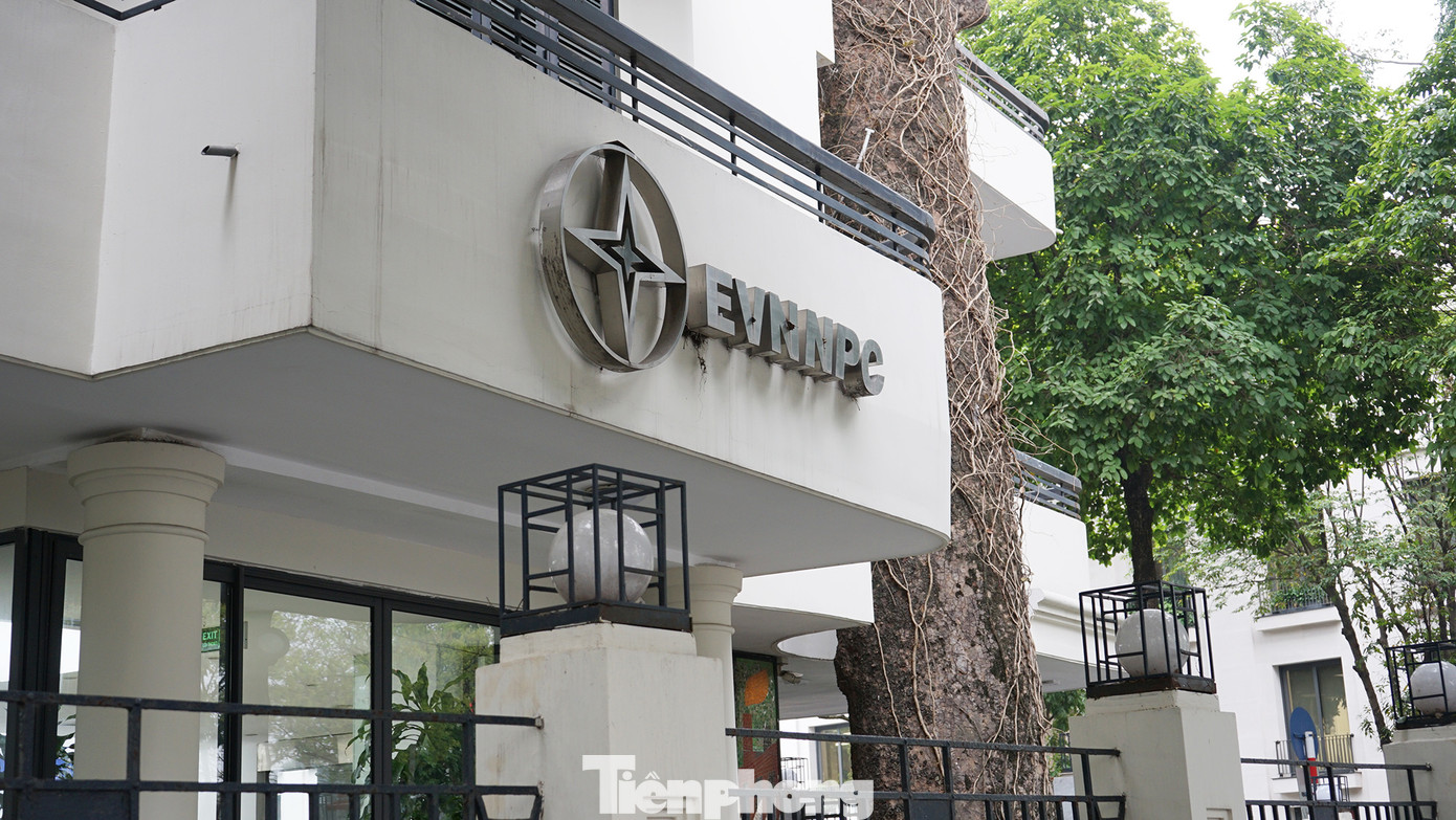 UBND thành phố Hà Nội đề nghị Tập đoàn Điện lực Việt Nam, Tổng Công ty Điện lực miền Bắc, Tổng Công ty Truyền tải điện quốc gia, Tổng Công ty Điện lực thành phố Hà Nội phối hợp chặt chẽ với các sở, ngành thành phố, UBND quận Hoàn Kiếm để bàn bạc, thống nhất phương án, cách thức giải quyết, xử lý các công việc liên quan, đảm bảo nhịp nhàng với thời gian nhanh nhất (từ các khâu chuẩn bị đầu tư, đầu tư trang thiết bị, cơ sở vật chất…), đảm bảo công tác quản lý, vận hành hệ thống cung cấp điện được ổn định, liên tục. UBND thành phố Hà Nội đề nghị Tập đoàn Điện lực Việt Nam, Tổng Công ty Điện lực miền Bắc, Tổng Công ty Truyền tải điện quốc gia, Tổng Công ty Điện lực thành phố Hà Nội phối hợp chặt chẽ với các sở, ngành thành phố, UBND quận Hoàn Kiếm để bàn bạc, thống nhất phương án, cách thức giải quyết, xử lý các công việc liên quan, đảm bảo nhịp nhàng với thời gian nhanh nhất (từ các khâu chuẩn bị đầu tư, đầu tư trang thiết bị, cơ sở vật chất…), đảm bảo công tác quản lý, vận hành hệ thống cung cấp điện được ổn định, liên tục.