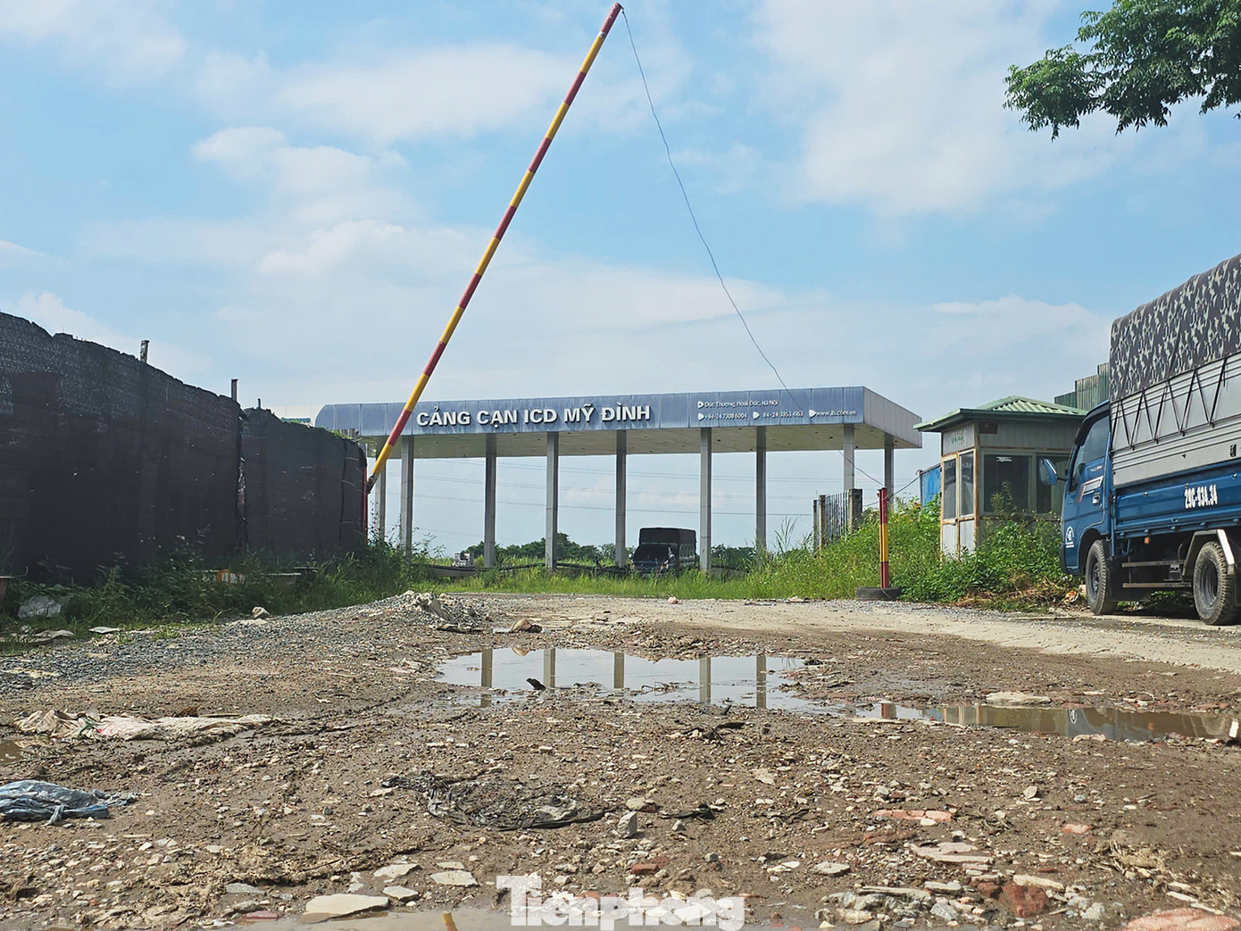 Nằm trên trục Quốc lộ 32, dự án cảng cạn ICD Mỹ Đình (xã Đức Thượng, Hoài Đức, Hà Nội) hoang hóa, lối vào cảng, ổ gà, ổ voi chi chít đọng thành từng vũng nước lớn. Nằm trên trục Quốc lộ 32, dự án cảng cạn ICD Mỹ Đình (xã Đức Thượng, Hoài Đức, Hà Nội) hoang hóa, lối vào cảng, ổ gà, ổ voi chi chít đọng thành từng vũng nước lớn.