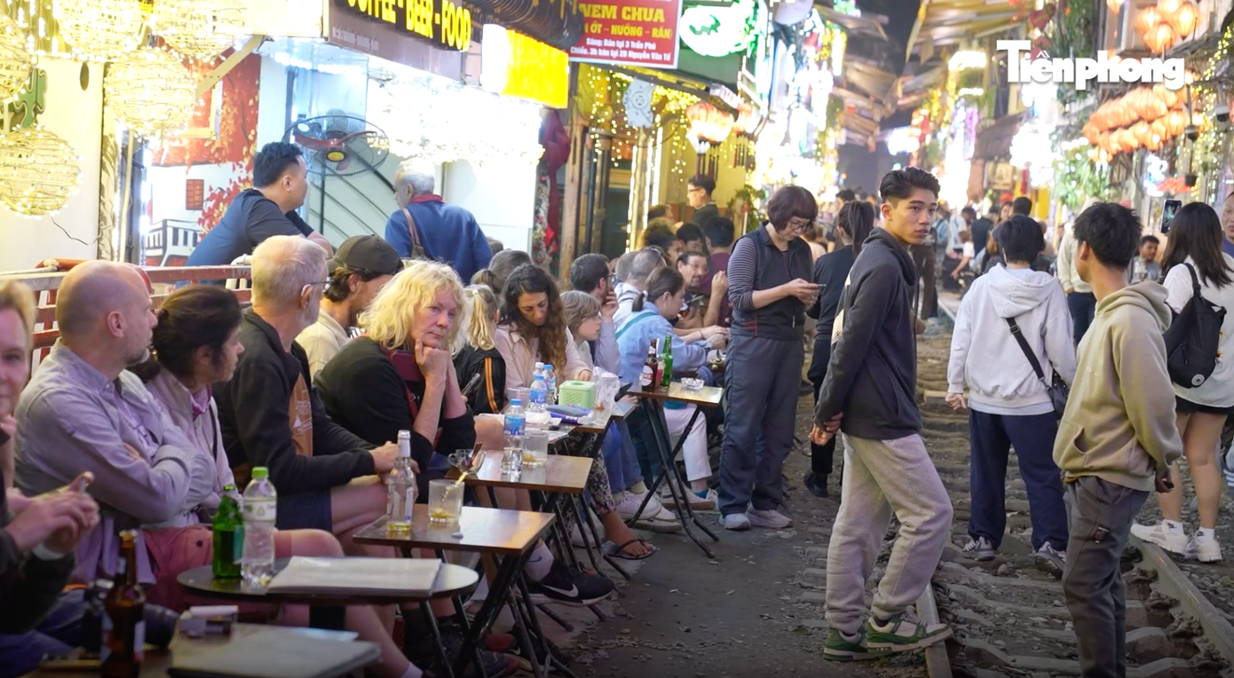 Khu vực cà phê đường tàu tấp nập khách du lịch