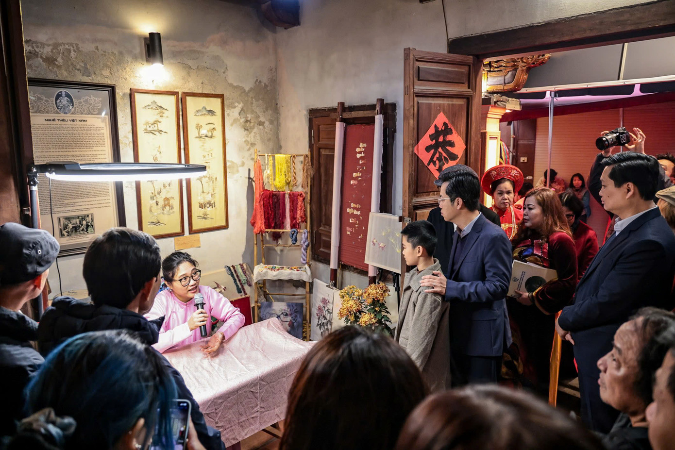 Lãnh đạo quận Hoàn Kiếm nghe nghệ sĩ Phạm Ngọc Trâm giới thiệu về dự án Lãnh đạo quận Hoàn Kiếm nghe nghệ sĩ Phạm Ngọc Trâm giới thiệu về dự án